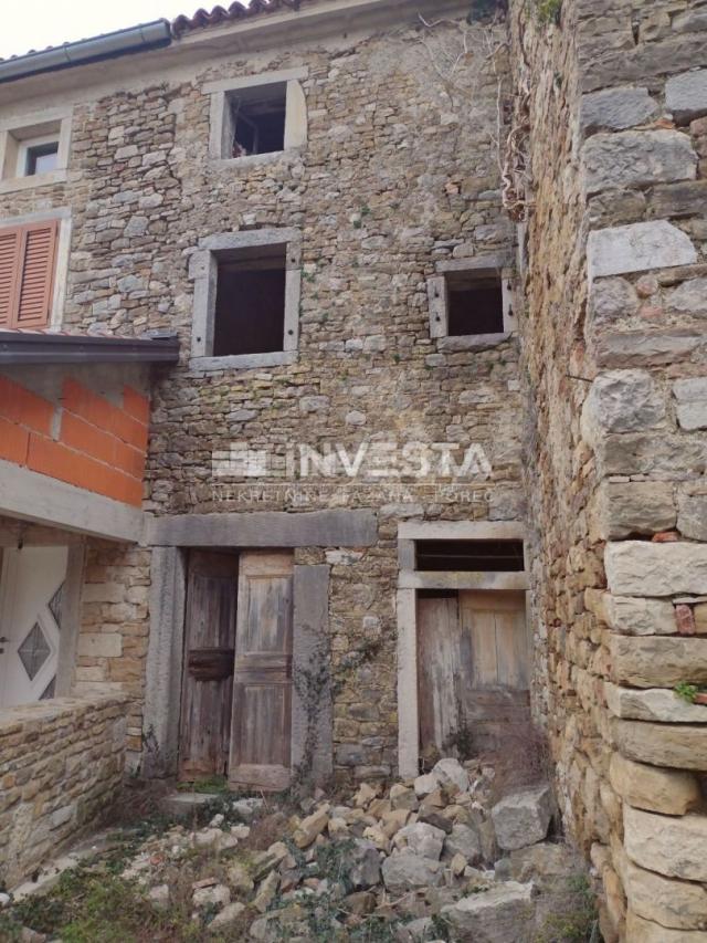 Motovun, Stone house in the old town center with building permit