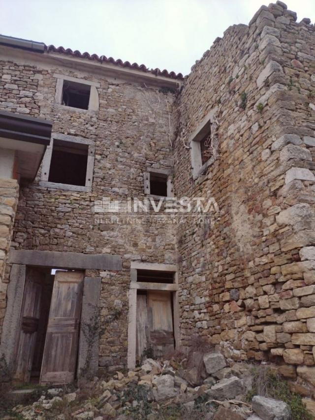 Motovun, Stone house in the old town center with building permit