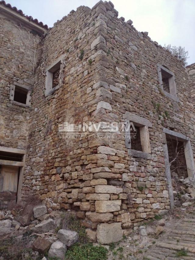 Motovun, Stone house in the old town center with building permit