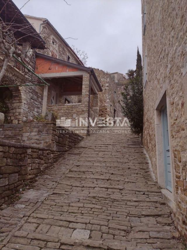 Motovun, Stone house in the old town center with building permit