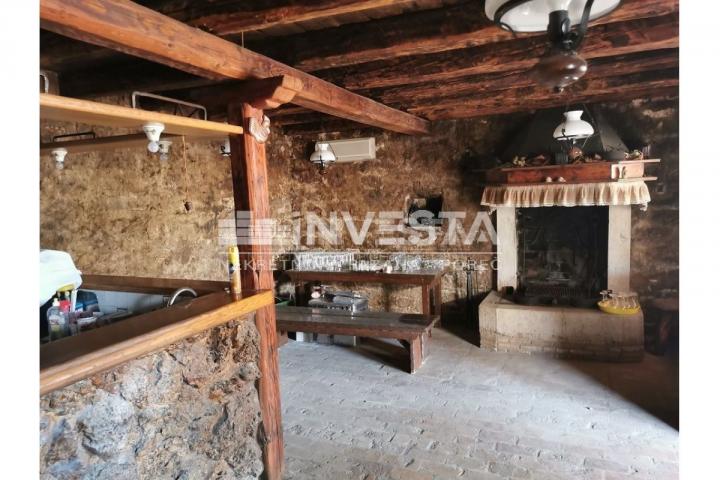 Vrsar okolica, lijepa kamena kuća s prostranom terasom, 130 m2