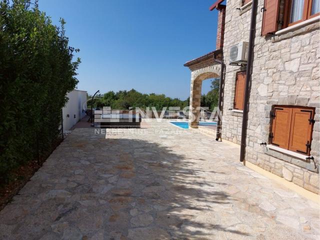 Surroundings of Svetvinčent, beautiful rustic villa with pool 155 m2, 4 bedrooms