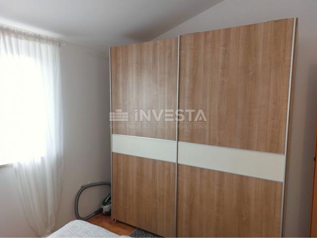 Novigrad, renovirani stan sa prostranom lođom, 44 m2