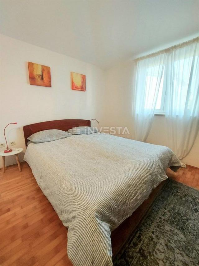 Novigrad, renovirani stan sa prostranom lođom, 44 m2