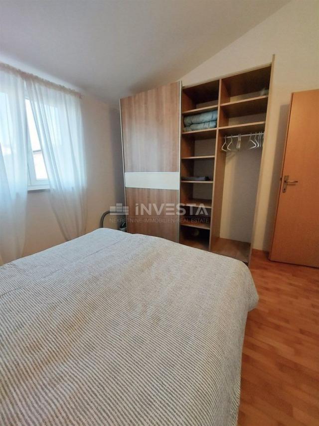 Novigrad, renovirani stan sa prostranom lođom, 44 m2