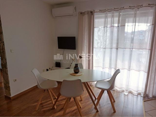 Novigrad, renovirani stan sa prostranom lođom, 44 m2