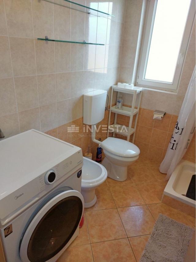 Novigrad, renovirani stan sa prostranom lođom, 44 m2