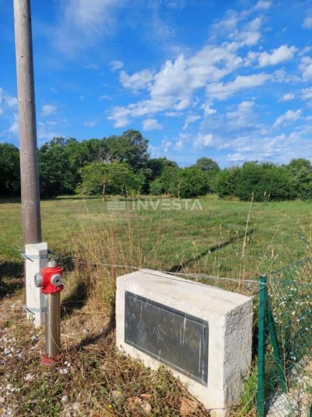 Loborika, lijepo građevinsko zemljište od 900 m2 okruženo prirodom