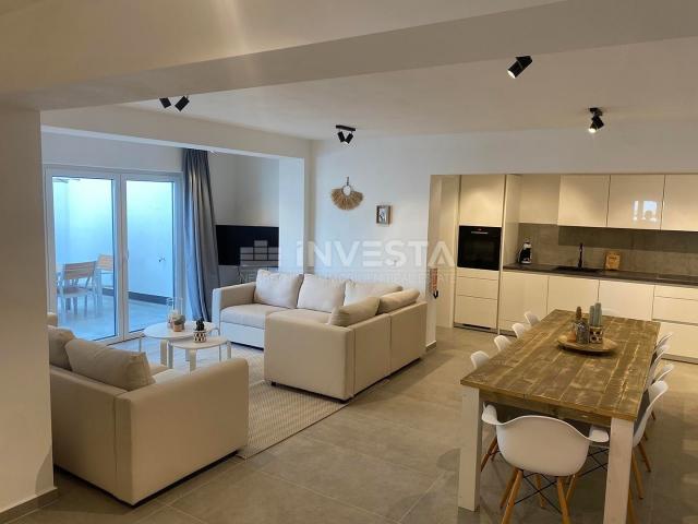 Premantura, luxurious spacious apartment 123m2 with garden and jacuzzi