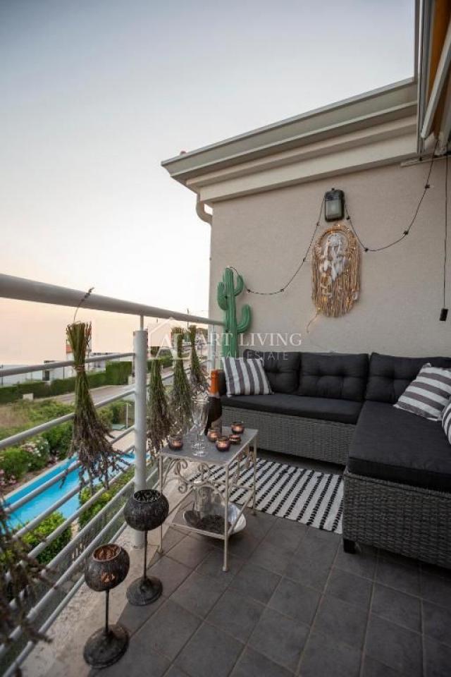 Istria, Umag, surroundings - a beautiful apartment with a swimming pool and an open sea view