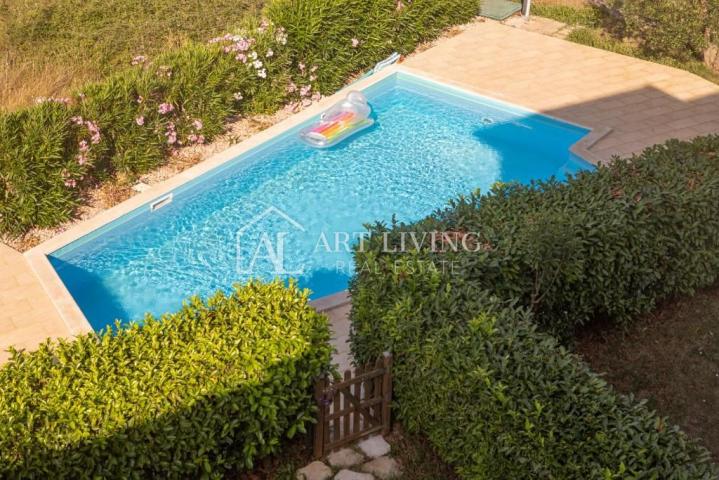 Istria, Umag, surroundings - a beautiful apartment with a swimming pool and an open sea view