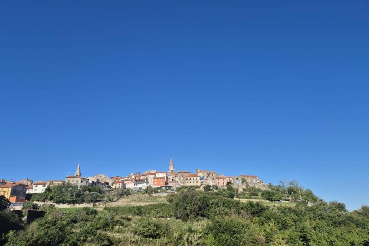 Istra, Buje - građevinsko zemljište 1036 m2 na odličnoj lokaciji