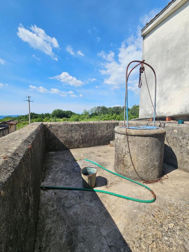 Šarmantna istarska kamena kuća s otvorenim pogledom i velikim terenom