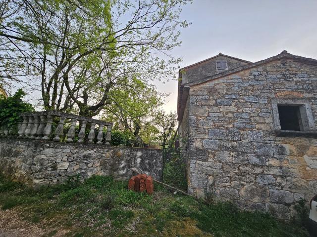 Šarmantna istarska kamena kuća s otvorenim pogledom i velikim terenom