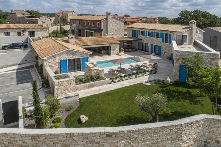 Luxusvillen mit freiem Blick auf das Meer, einem Garten und zwei Swimmingpools