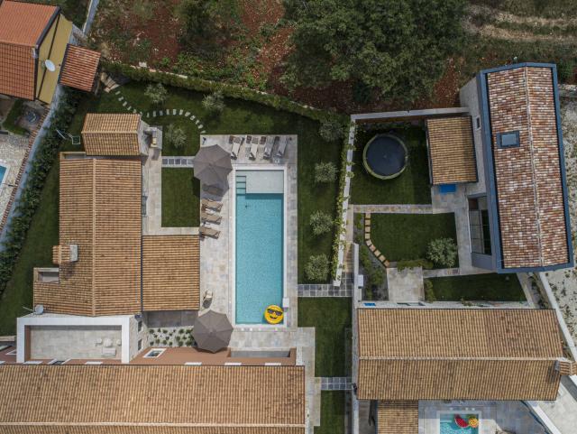 Luxusvillen mit freiem Blick auf das Meer, einem Garten und zwei Swimmingpools