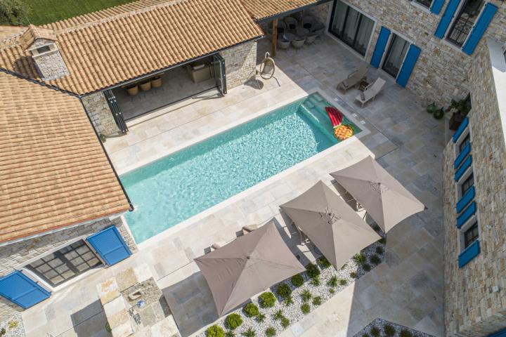 Luxusvillen mit freiem Blick auf das Meer, einem Garten und zwei Swimmingpools