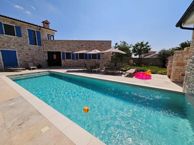 Luxusvillen mit freiem Blick auf das Meer, einem Garten und zwei Swimmingpools