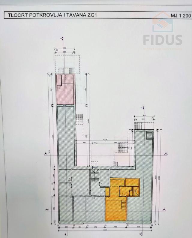 Trosoban stan - širi centar Osijeka