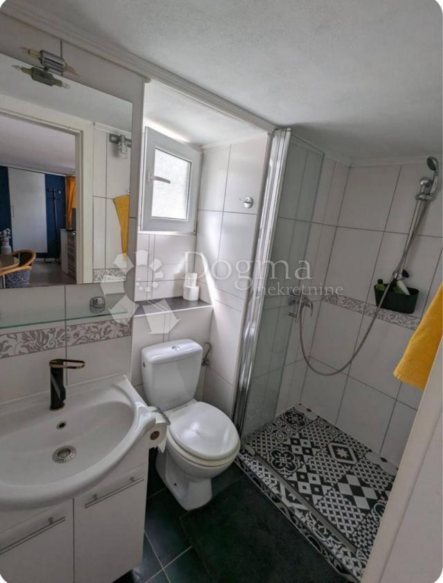 KOSTRENA KUĆA SA 3 APARTMANA