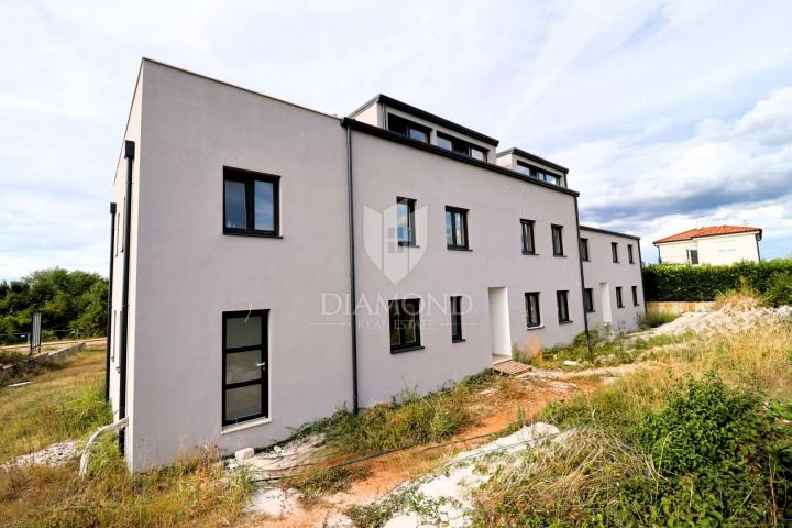 Umgebung Poreč, zweigeschossige Wohnung in Neubau, Meerblick!