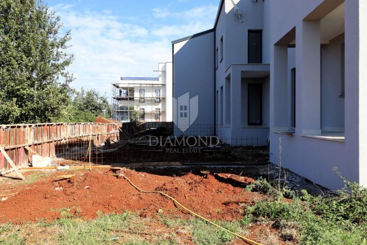 Umgebung Poreč, zweigeschossige Wohnung in Neubau, Meerblick!