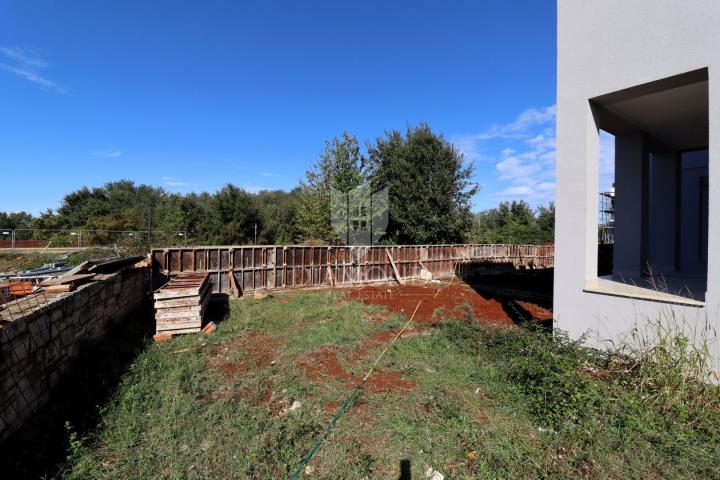 Umgebung Poreč, zweigeschossige Wohnung in Neubau, Meerblick!