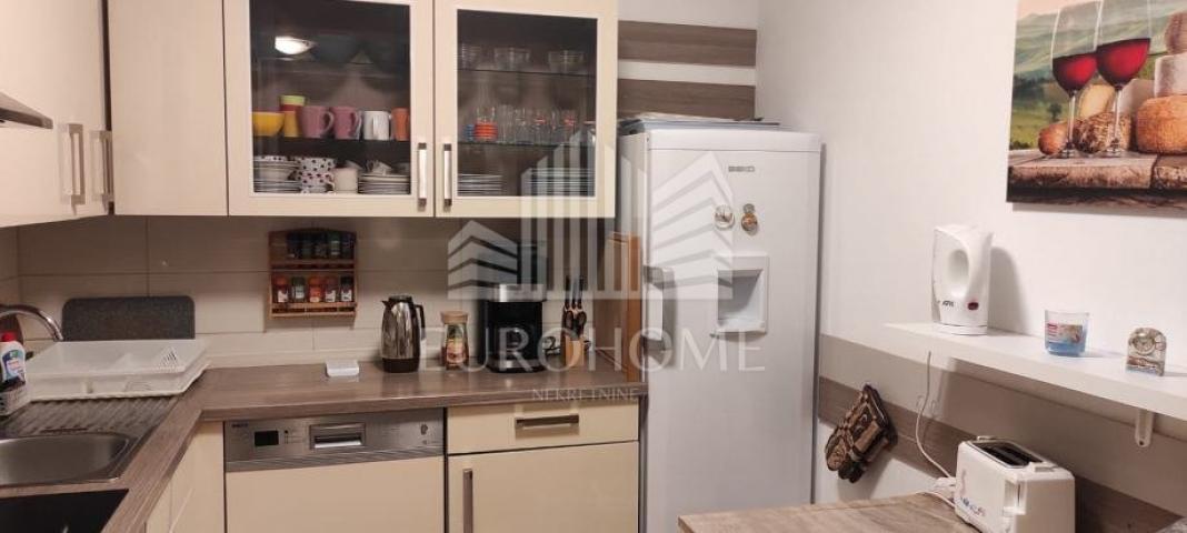 Apartman sa zelenim dvorištem, Zaton