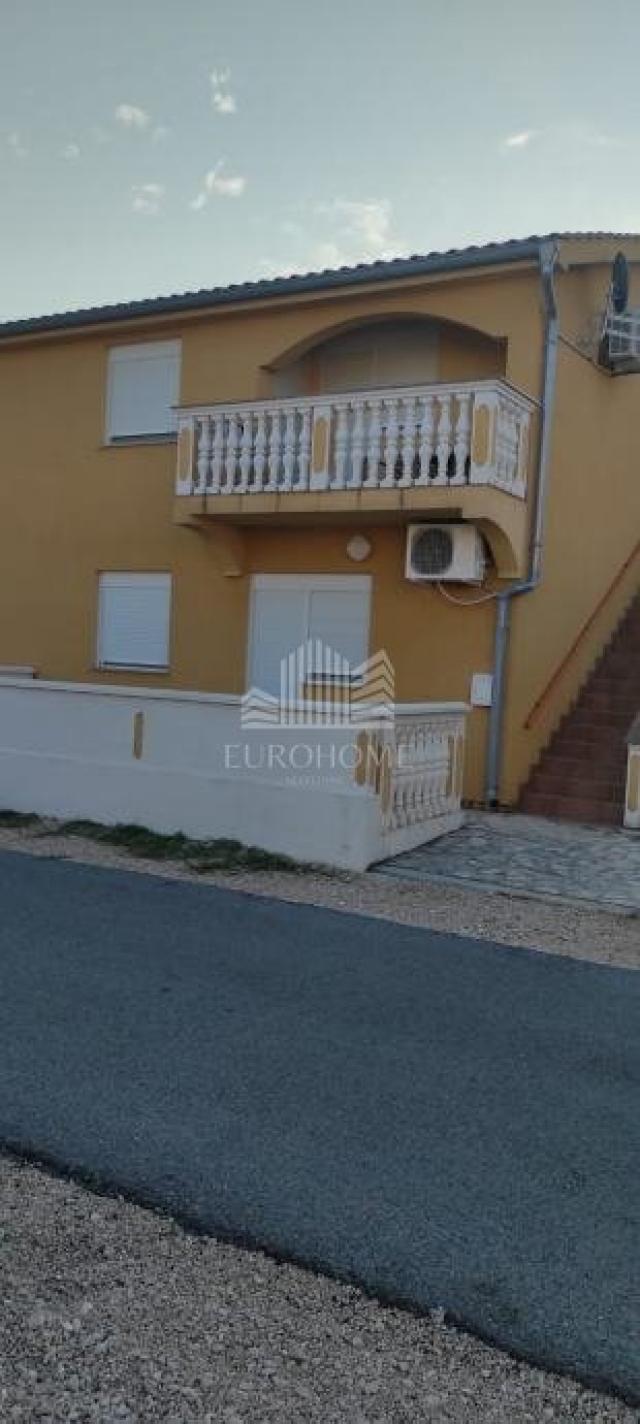 Apartman sa zelenim dvorištem, Zaton