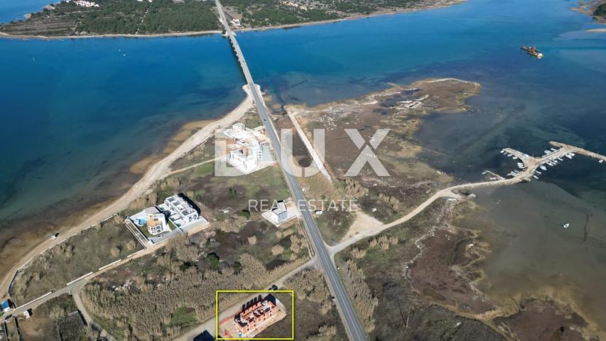 ZADAR, PRIVLAKA - Luksuzna stambena zgrada s četiri stana i krovnom terasom s pogledom na more u Pri