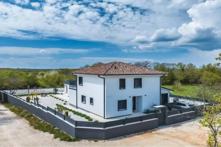 Istra, Krnica, prekrasna moderna vila od 135 m2 na velikoj uređenoj okućnici