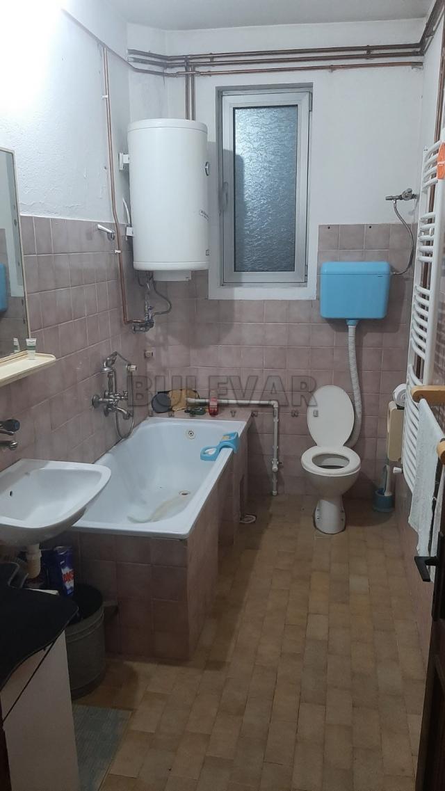 Izdaje se trosoban stan u Minovom naselju, 120m2