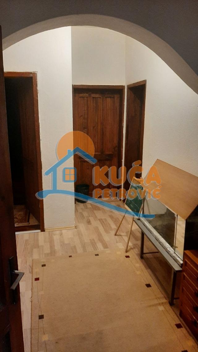 Izdaje se trosoban stan u Minovom naselju, 120m2