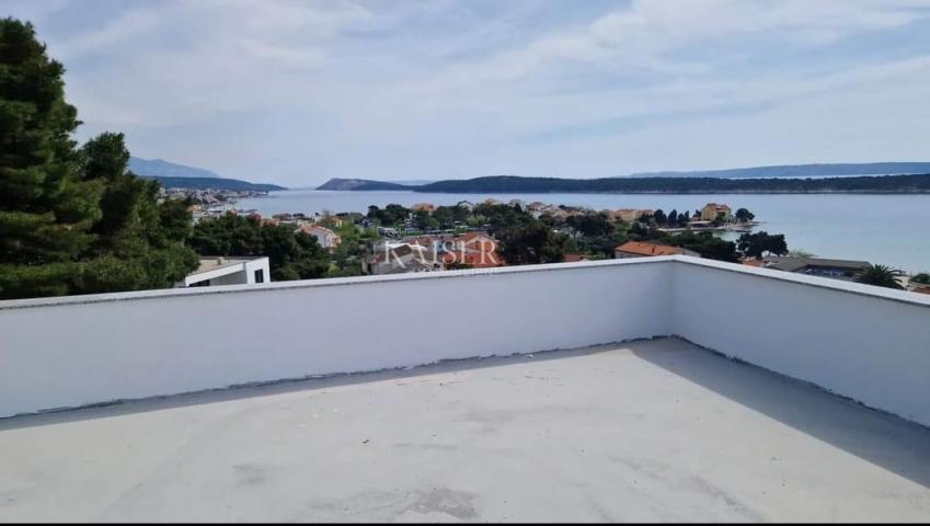 Rab- Penthouse sa krovnom terasom i pogledom na more , na otoku Rabu