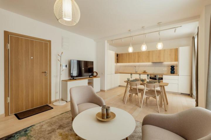 Apartman sa 2 spavaće sobe u novom kompleksu skoro na 1. liniji mora