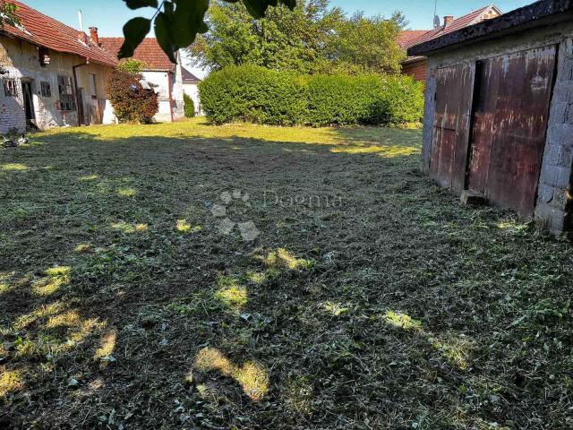 KUĆA ZA RUŠENJE I VELIKO GRAĐEVINSKO ZEMLJIŠTE