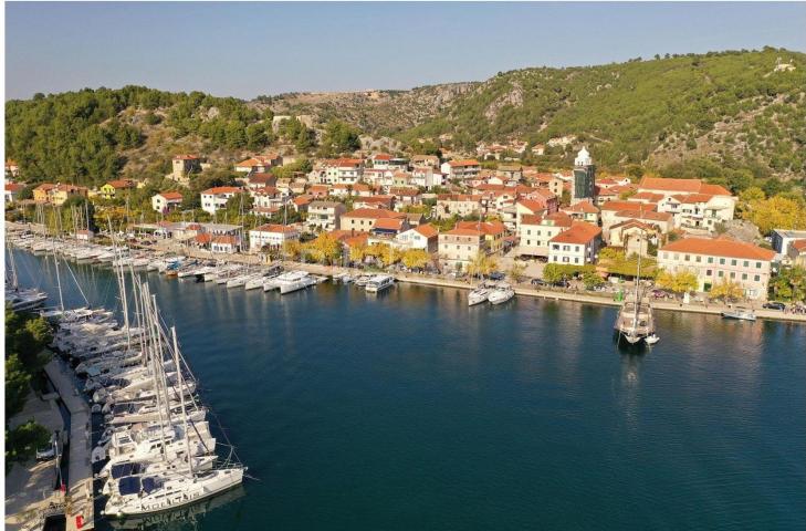 Prodaja, renovirani hotel u okolici Šibenika, 40m od mora