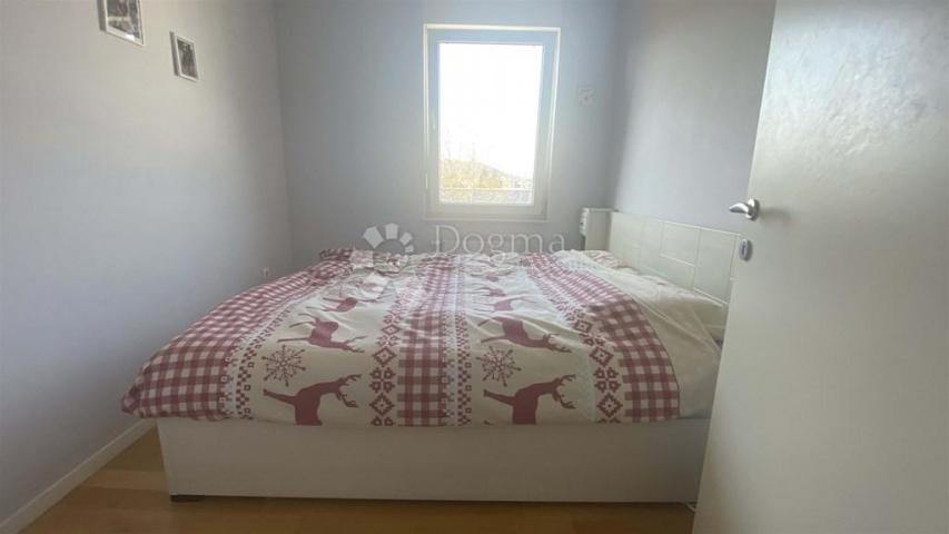 SAMOBOR, PENTHOUSE SA GARAŽNIM PARKIRNIM MJESTOM