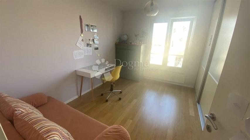 SAMOBOR, PENTHOUSE SA GARAŽNIM PARKIRNIM MJESTOM