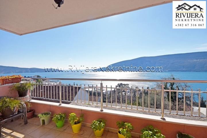 Two bedroom apartment with a sea view in Herceg Novi