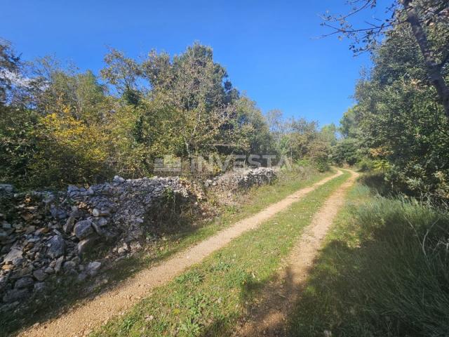 Rakalj, poljoprivredno zemljište uz urbanizirano područje