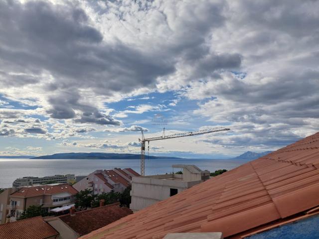 Makarska - šarmantan trosobni stan u potkrovlju zgrade