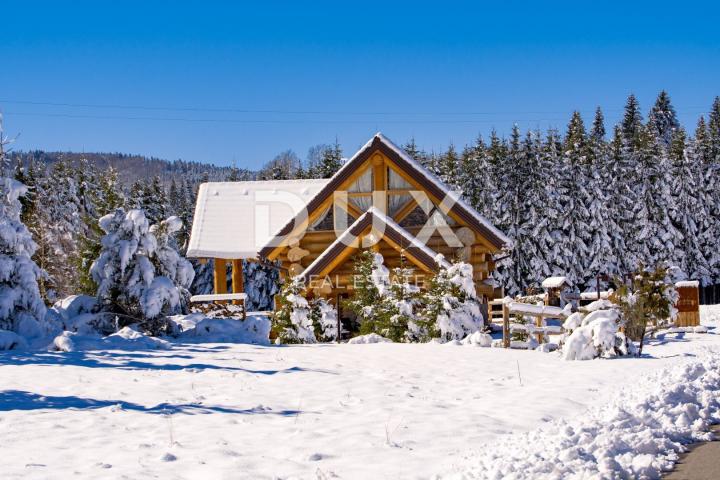 GORSKI KOTAR - Ekskluzivna drvena brvnara + 2 građevinska zemljišta