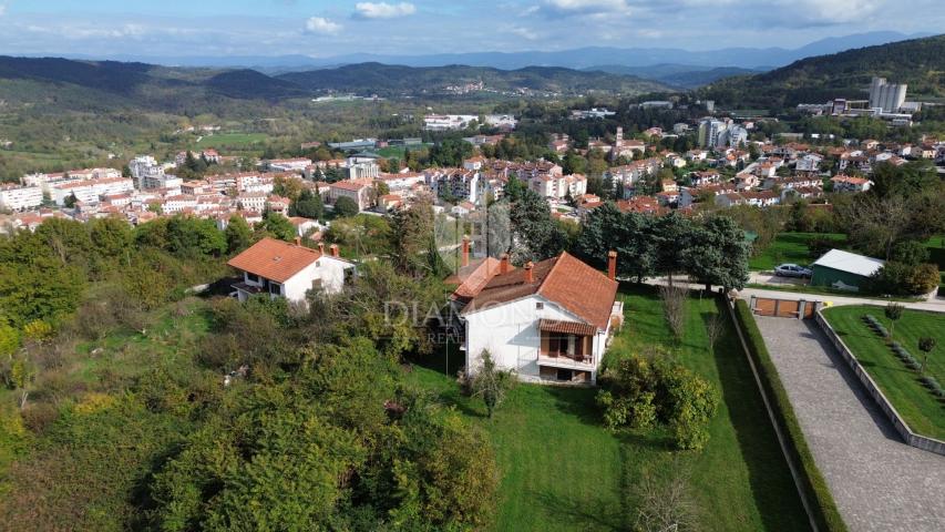 Pazin, Haus mit zwei Wohnungen