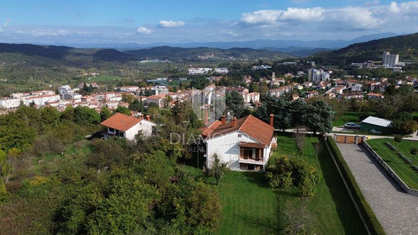 Pazin, Haus mit zwei Wohnungen