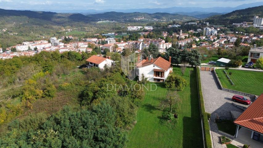 Pazin, Haus mit zwei Wohnungen