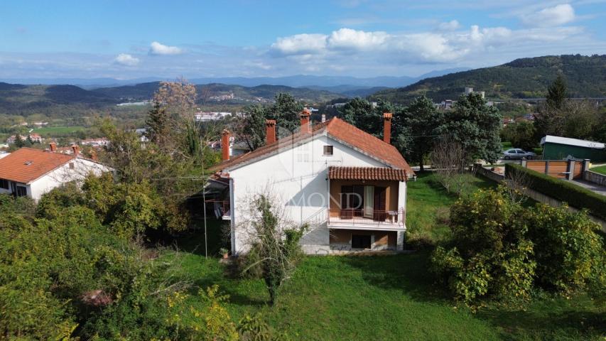 Pazin, Haus mit zwei Wohnungen