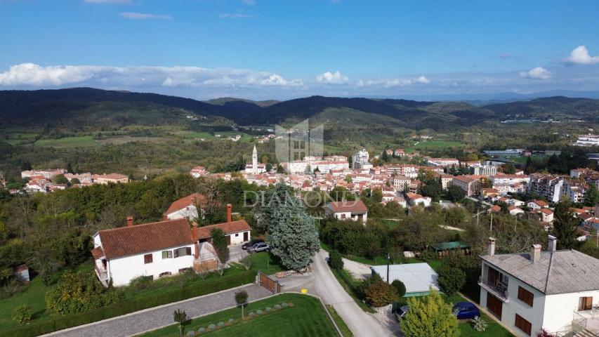 Pazin, Haus mit zwei Wohnungen