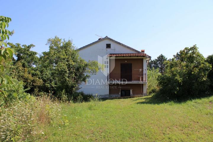 Pazin, Haus mit zwei Wohnungen