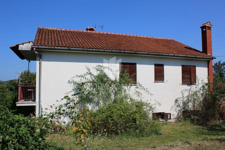 Pazin, Haus mit zwei Wohnungen